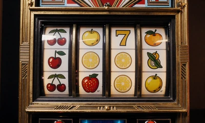 Slot-Maschine mit Fruchtsymbolen und goldener Hintergrundsbeleuchtung