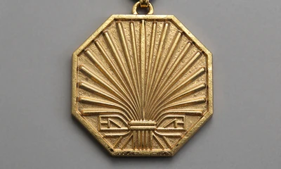 Goldene oktogonale VIP-Medaille mit F&auml;cherstrahlen im Art-Deco-Stil